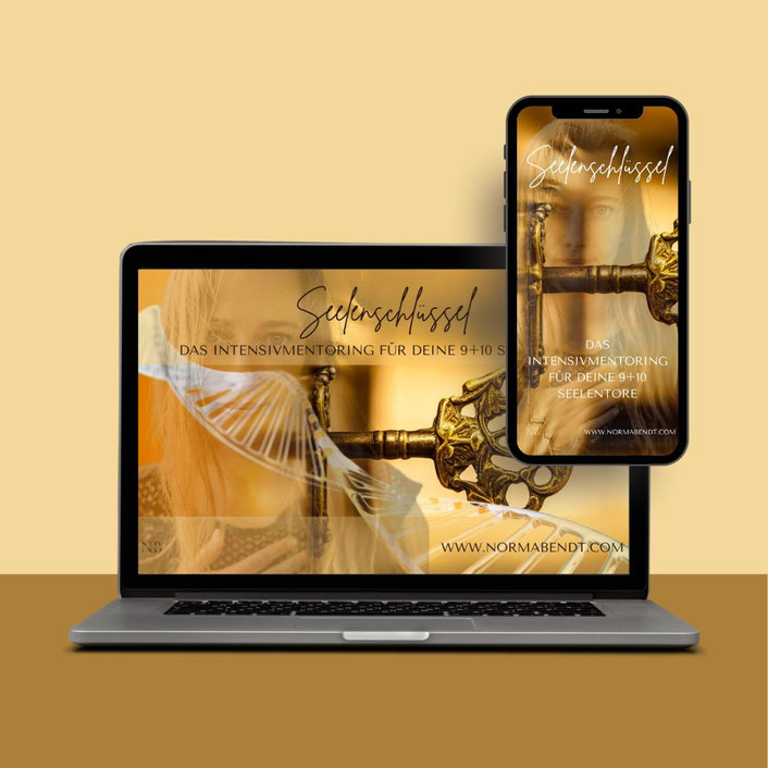 Mockup mit Laptop und Smartphone zeigt Seelenschlüssel-Programm auf beigem Hintergrund mit goldenem Schloss-Motiv