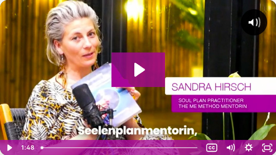 Sandra Hirsch, Soul Plan Practitioner, spricht in Video mit Mikrofon vor goldenem Hintergrund