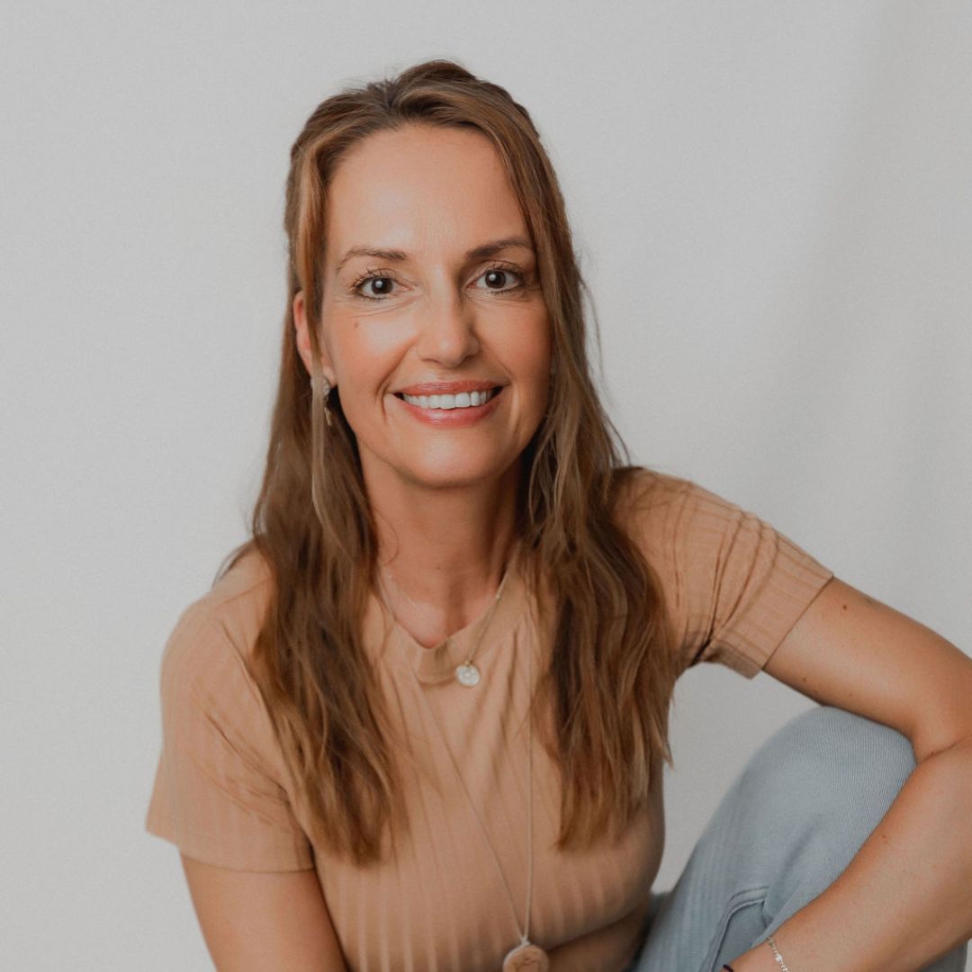Professionelles Porträt Sandra Weber, Frau mit braunem Haar, beigem Shirt, Halskette