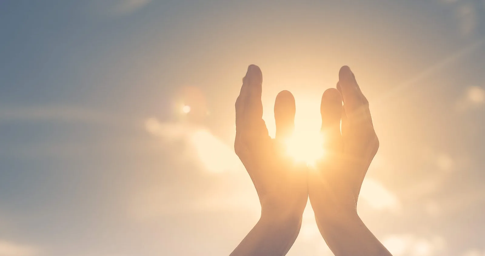 Hände halten Sonne zwischen Fingern Gegenlicht-Silhouette