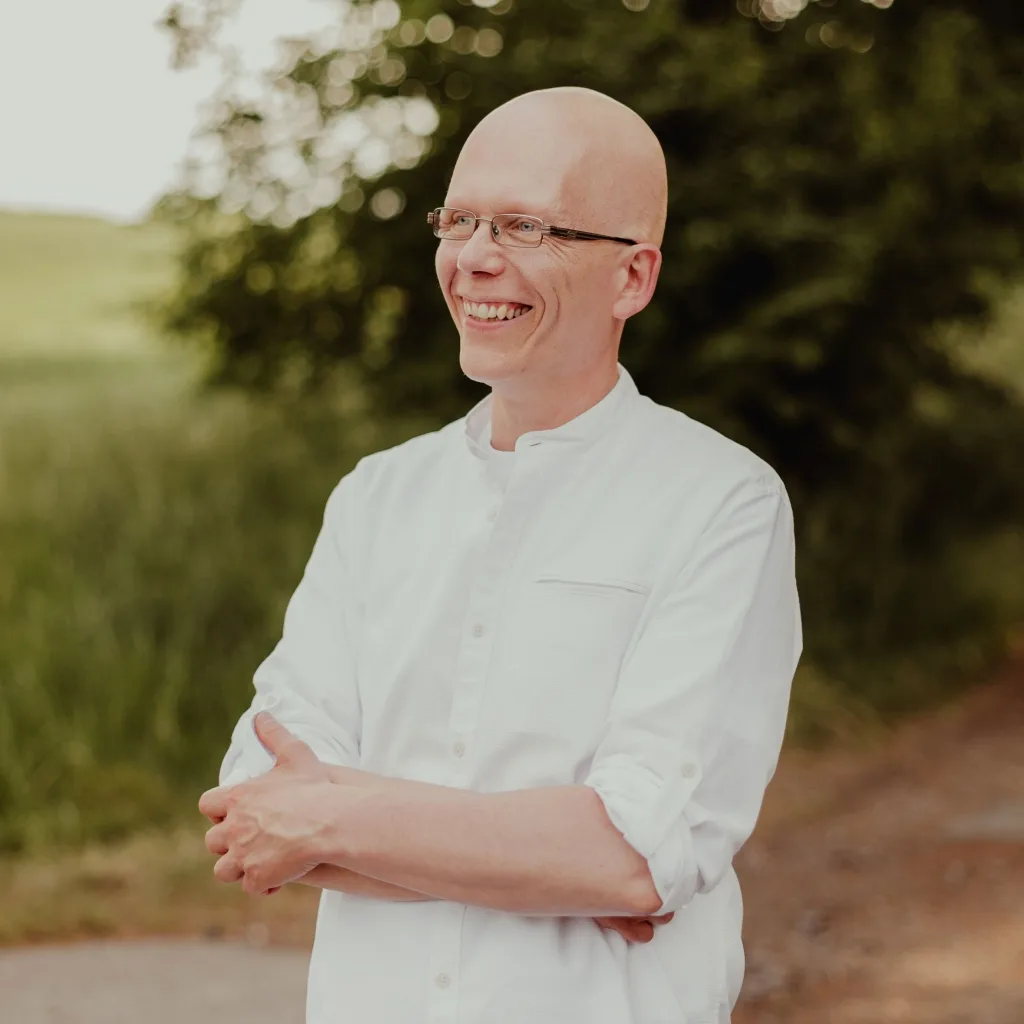 Michael Botta Portrait, Mann mit Brille in weißem Hemd