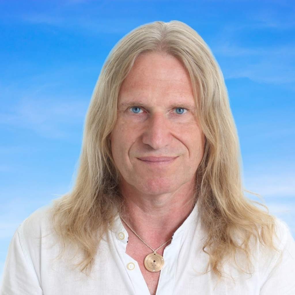 Porträt Uwe Breuer, Mann mit langen hellen Haaren, Halskette, weißem Hemd vor blauem Himmel