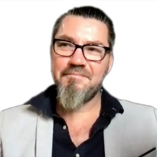 Porträt HansPeter, Mann mit Brille, Bart, dunklem Hemd und grauer Weste vor weißem Hintergrund