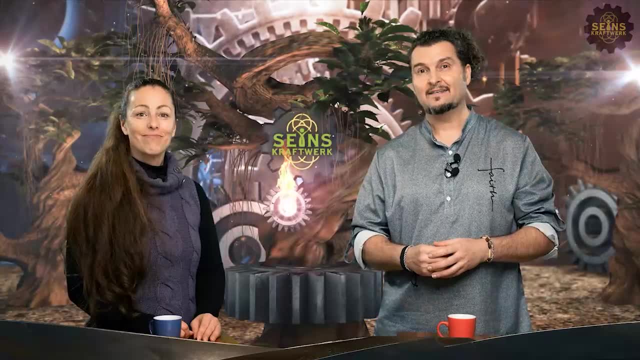 Seinskraftwerk® – Videokurs zur Selbsterkenntnis von Verena Liesegang 14 Verena und Claudio vor Studio-Set mit SEINSKRAFTWERK-Logo und Technik-Elementen