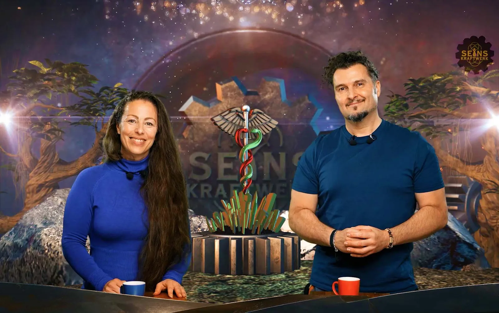 Seinskraftwerk® – Videokurs zur Selbsterkenntnis von Verena Liesegang 2 Verena und Claudio vor mystischem Studio-Set mit Heilstab-Symbol und Pflanzen