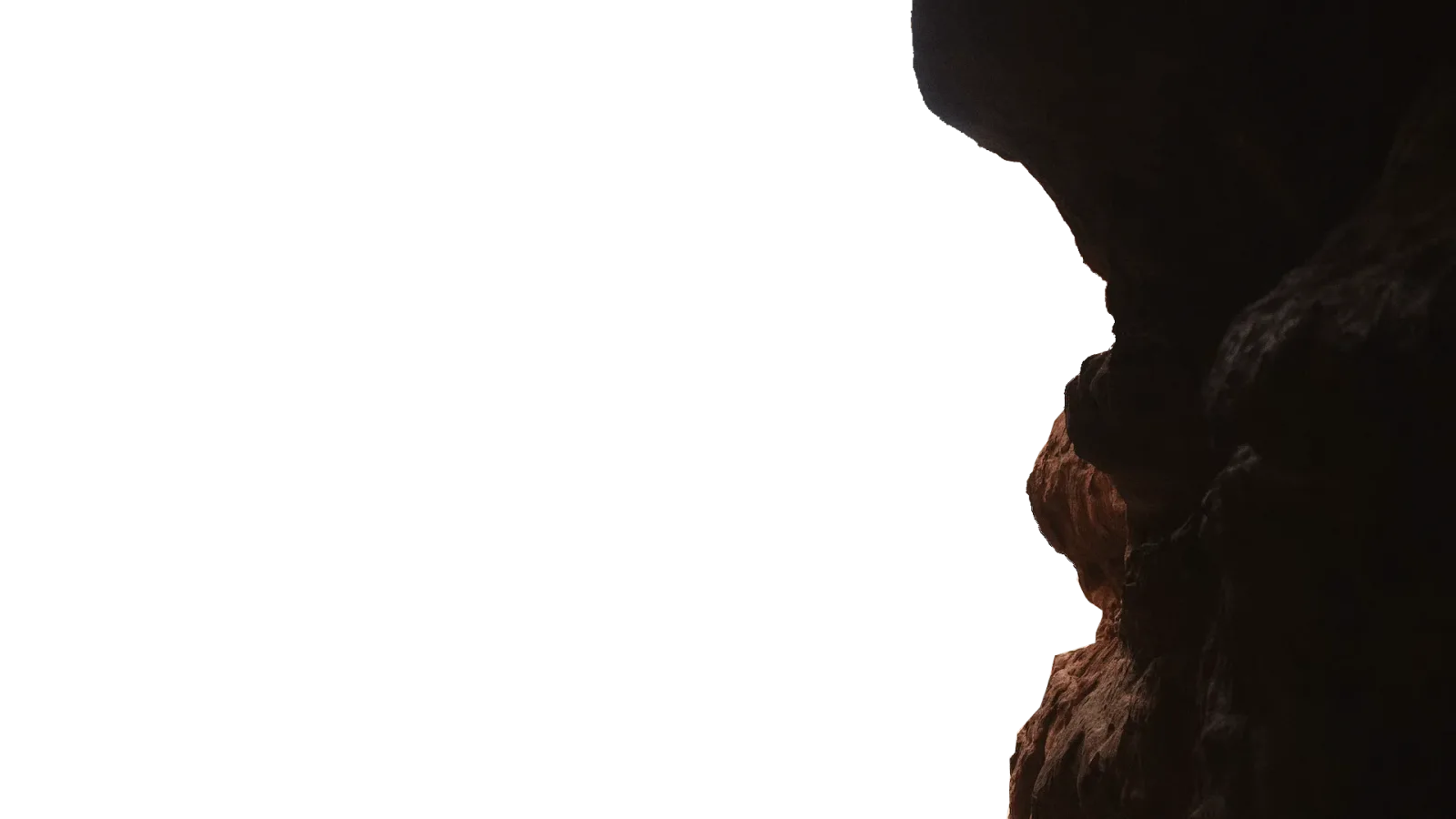 Silhouette einer Felskante gegen hellen Himmel