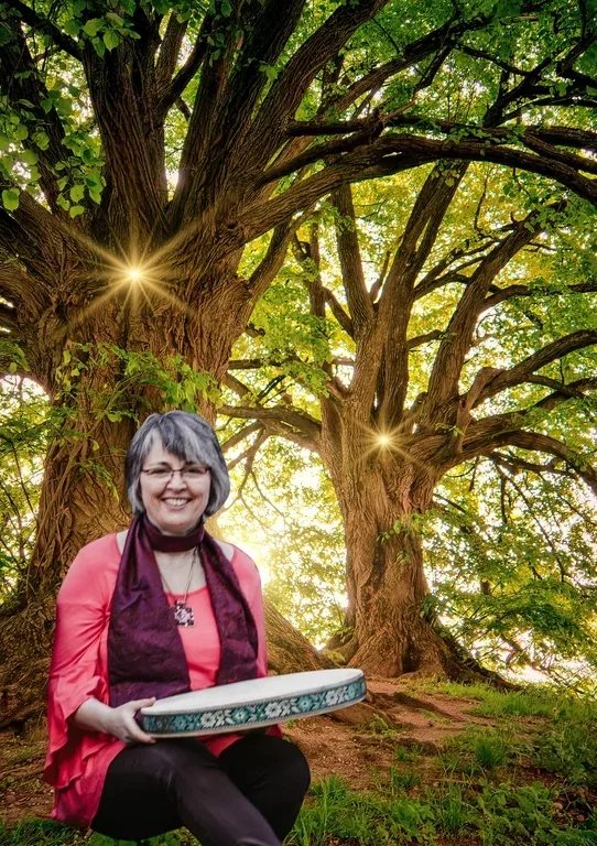 Selbst-Ermächtigung und Schöpferkraft – Videokurs gegen Blockaden 1 Frau in pinkem Cardigan unter großem Baum haltend Tablett, Naturporträt mit Sonnenlicht