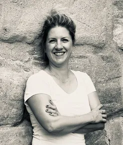Schwarz-Weiß-Porträt von Miriam Scherrer vor Steinwand