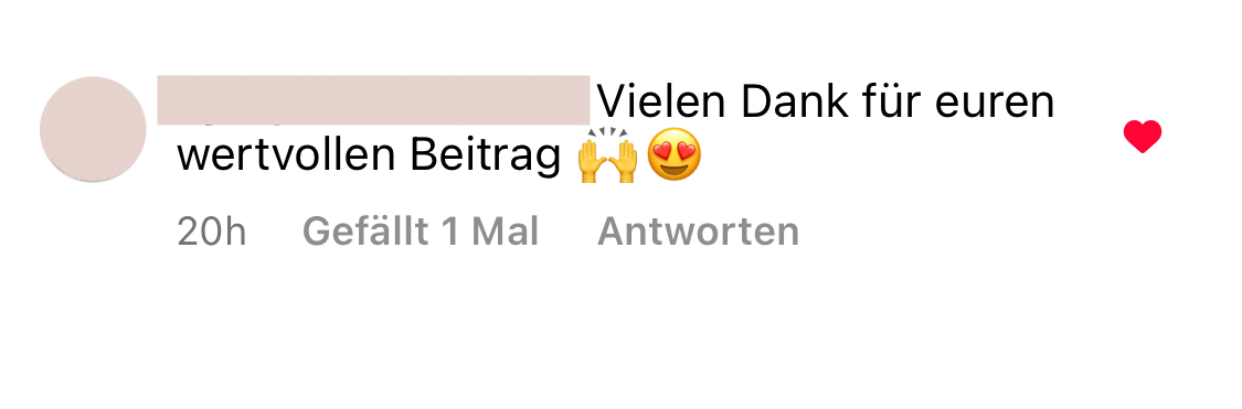 Social-Media-Post mit positiver Kundenbewertung und Emojis