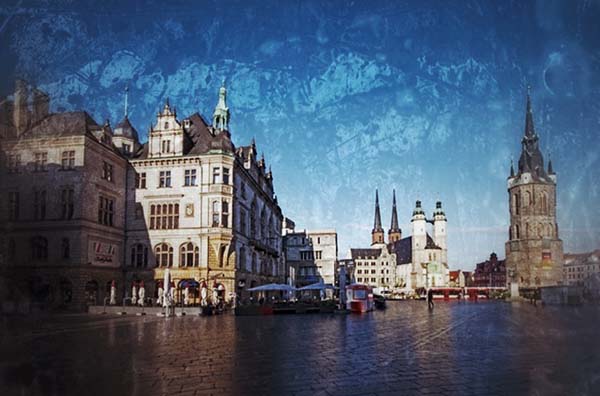 Marktplatz von Halle (Saale) mit Rathaus, Kirchen und historischen Gebäuden in Blautonfilter