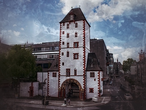 Selbstgeführte Stadtrallye Mainz 6 Mainzer Altstadt mit charakteristischem roten Sandstein-Turm und Fachwerk-Gebäuden