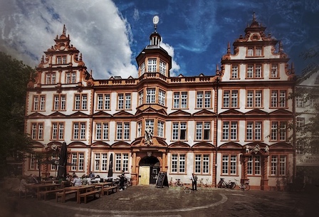 Selbstgeführte Stadtrallye Mainz 4 Mainzer Marktplatz mit Renaissancefassaden in Rot und Creme, mehrschöckiges Rathaus-ähnliches Gebäude