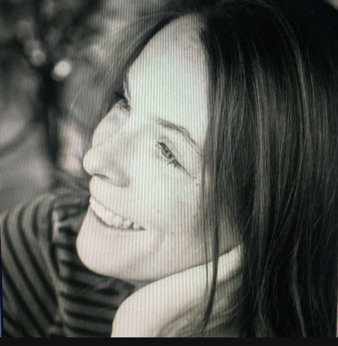 Schwarzweiß-Porträt Frau im Profil mit dunklen langen Haaren