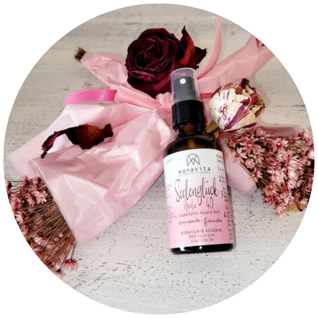 Selbstlernkurs Aromapraktiker*in von Manuela Hafner-Weber 5 Manavita Seelengflück Spray mit Rose, Trockenblüten und rosa Tuch