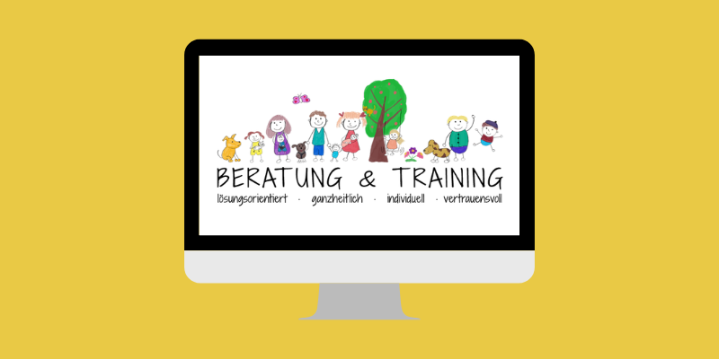 Monitor mit Kursmaterial-Grafik: bunte Illustration von Kindern, Familie und Hunden mit Text 'BERATUNG & TRAINING' und Schlag