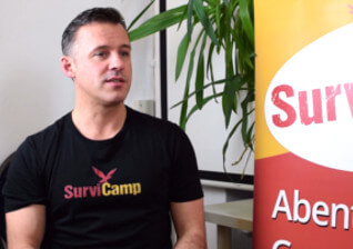 Selbstschutz & Verteidigung – Kurs zur Notwehr von Daniel Schäfer 7 Daniel Schäfer, SurviCamp Gründer, porträtiert im Studio
