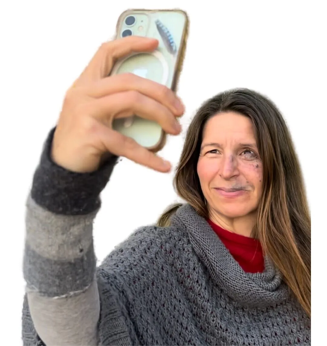 Frau mit grauem Pullover macht Selfie mit iPhone, Porträt auf weißem Hintergrund