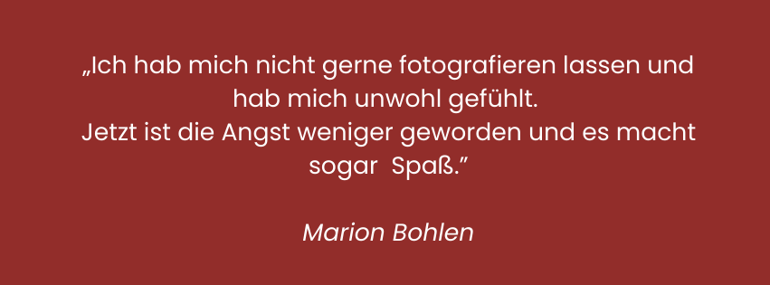 Testimonial von Marion Bohlen auf rotem Hintergrund mit Kundenzitat