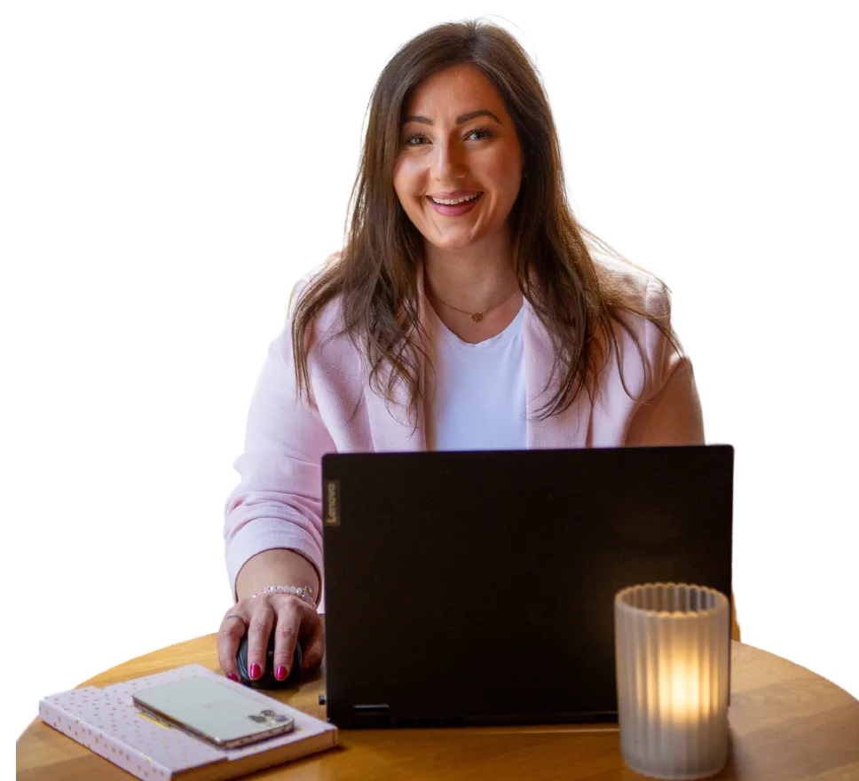 SEO Website-Check – SEO-Analyse mit Videocall von Sonja Leupolz 8 Frau mit braunen Haaren sitzt lächelnd am Schreibtisch mit Laptop, Handy und Kerze