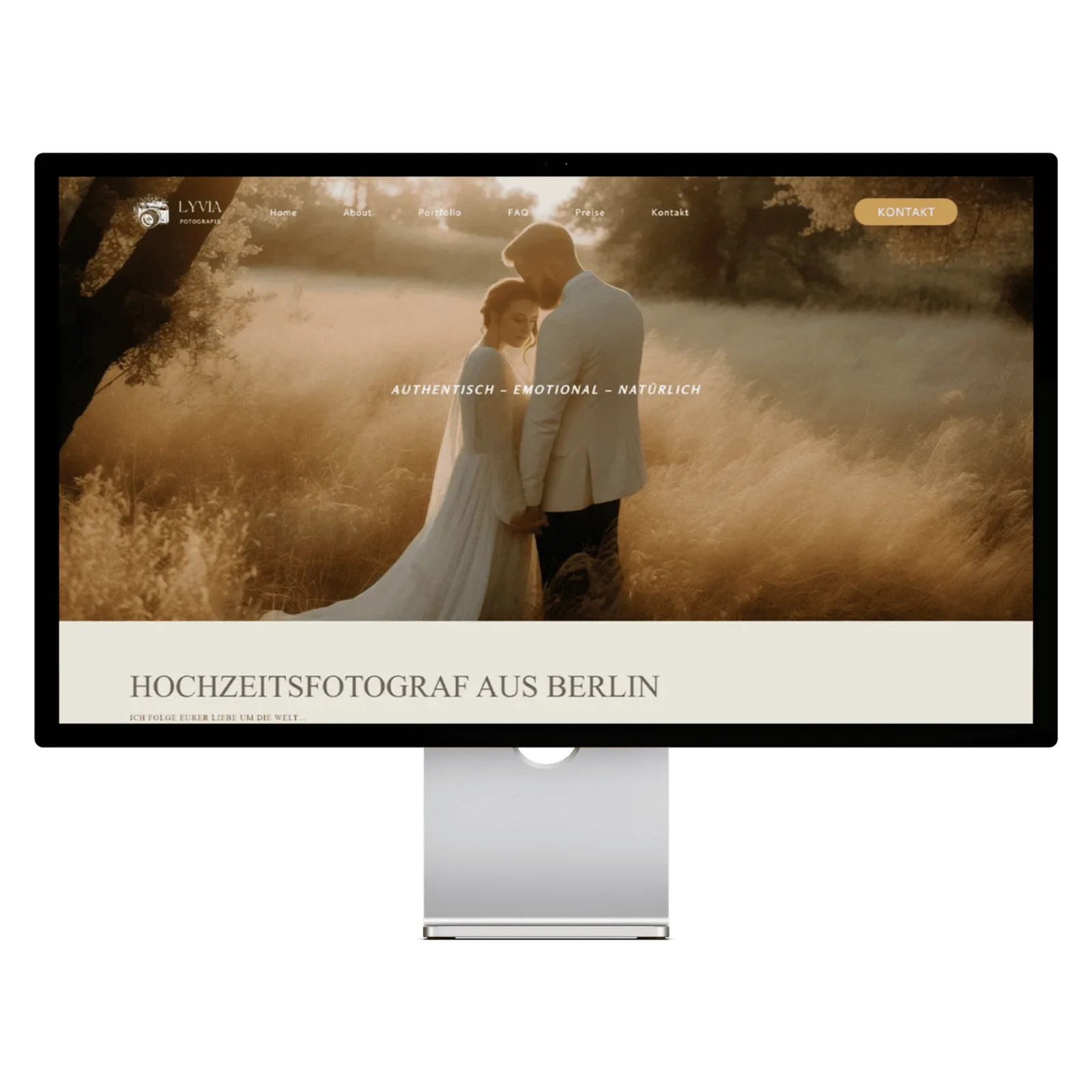 Sephira WordPress Theme – Website-Vorlage für Fotografen 11 Monitor zeigt Lyvia WordPress Theme Hero mit Brautpaar unter Baum, Text 'AUTHENTISCH - EMOTIONAL - NATÜRLICH'