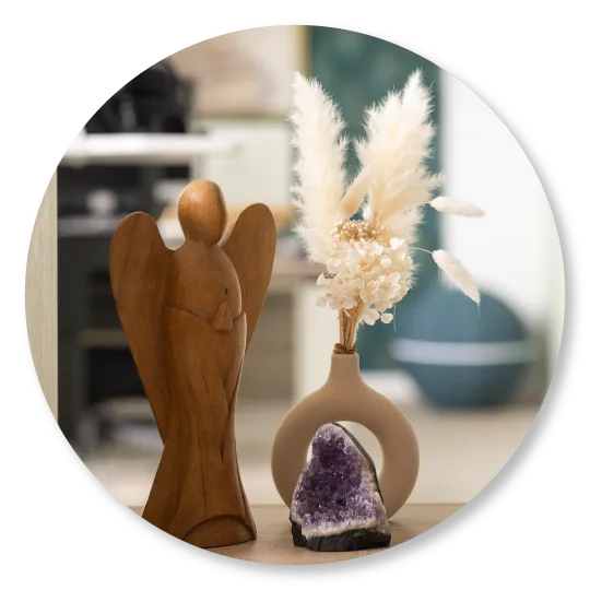 Dekorative Stillife-Anordnung mit Holzengel, Vase mit Trockenblumen und Amethyst-Geode
