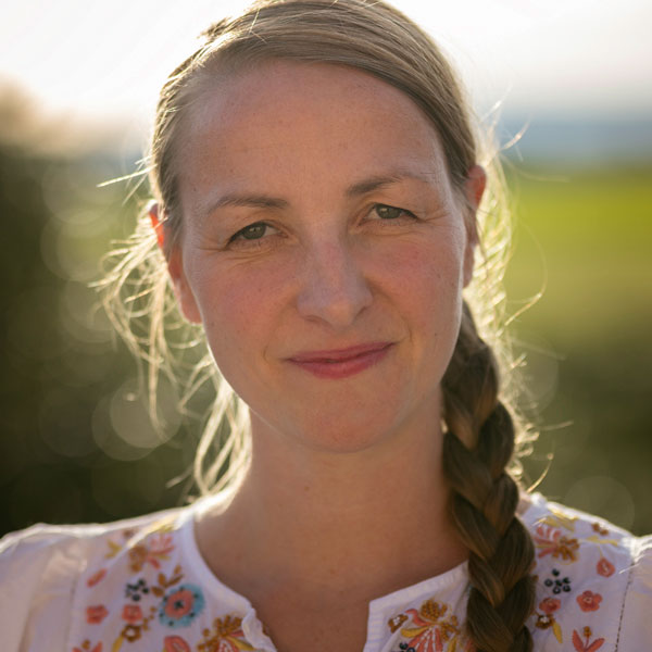 Shibori-Muster Onlinekurs für Beginner – Videokurs zum Stofffärben 11 Porträt von Susanne Stern, Shibori-Kursleiterin, im Freien mit Gegenlicht