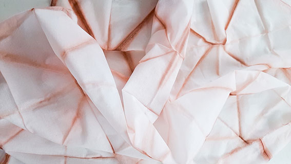 Shibori-Muster Onlinekurs für Beginner – Videokurs zum Stofffärben 4 Detailansicht eines gefalteten und gefärbten Shibori-Tuchs in zartem Rosé