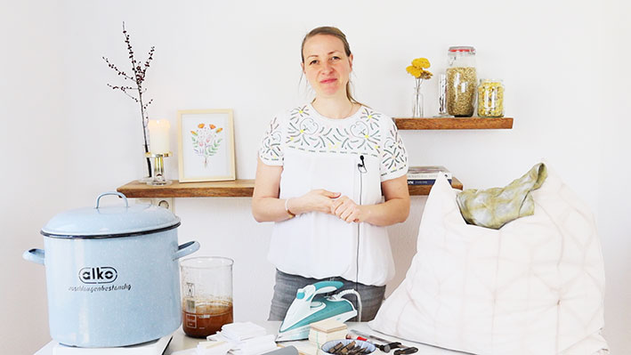 Shibori-Muster Onlinekurs für Beginner – Videokurs zum Stofffärben 6 Susanne Stern zeigt Shibori-Tücher neben Equipment wie Emailletopf und Bügeleisen