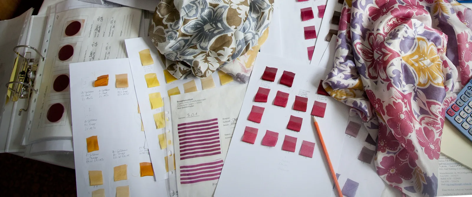 Shibori-Muster Onlinekurs für Beginner – Videokurs zum Stofffärben 8 Arbeitsfläche mit Farbmustern, Farbpaletten und bedruckten Stoffen in Naturfarben