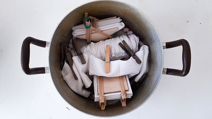 Shibori-Muster Onlinekurs für Beginner – Videokurs zum Stofffärben 7 Metalltopf mit gebundenen weißen Stoffen und Holzstäbchen zur Shibori-Vorbereitung