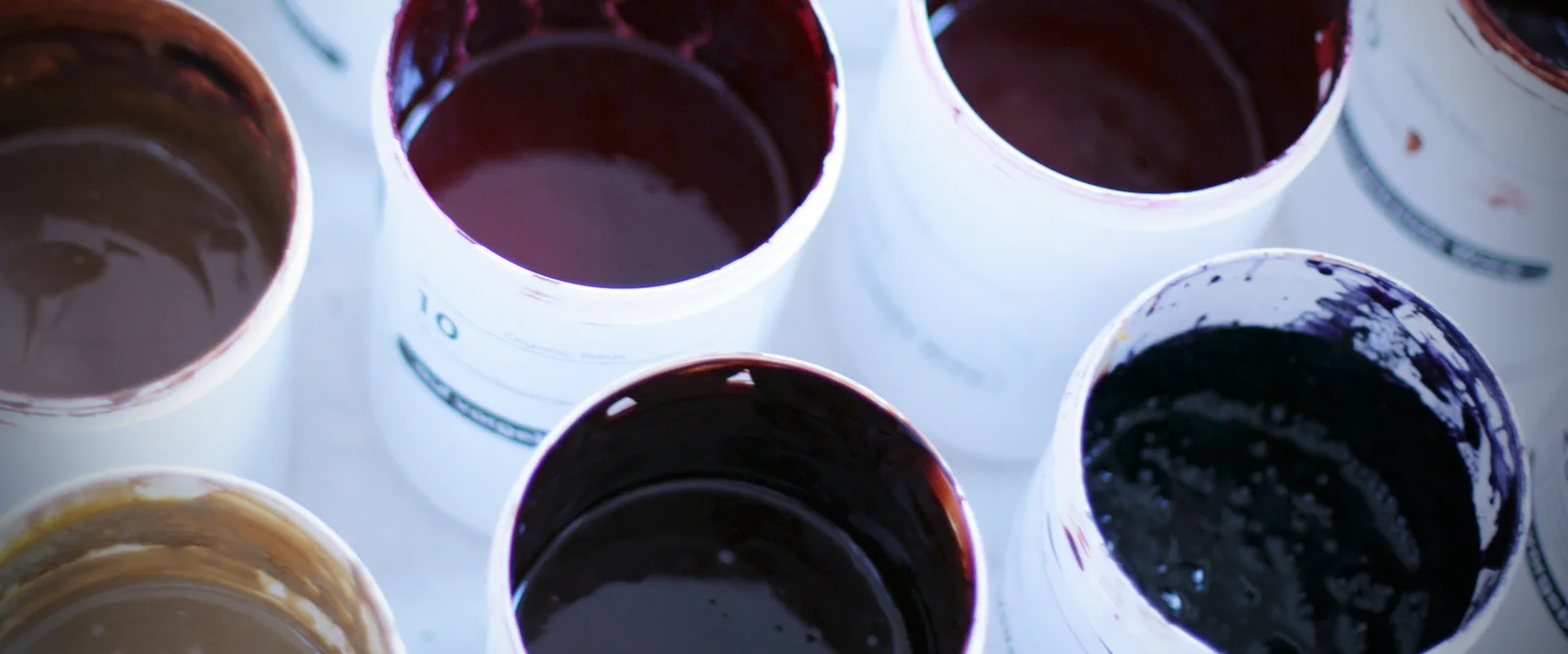 Shibori-Muster Onlinekurs für Beginner – Videokurs zum Stofffärben 9 Näheraufnahme von Behältern mit verschiedenen natürlichen Farbstoffen in dunkelrot und schwarz