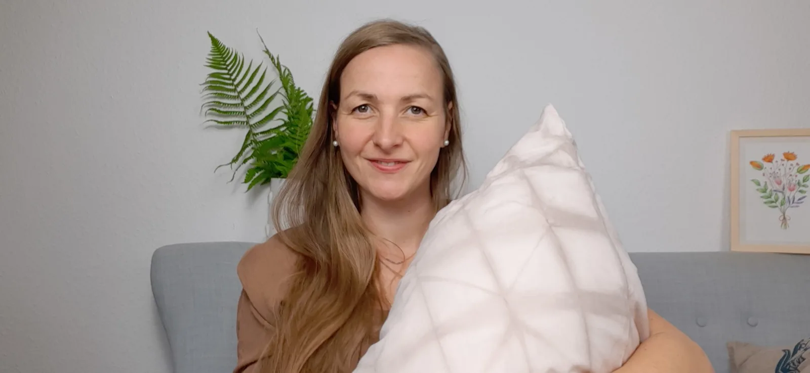 Shibori-Muster Onlinekurs für Beginner – Videokurs zum Stofffärben 3 Susanne Stern hält ein weißes Shibori-Kissen mit geometrischen Mustern