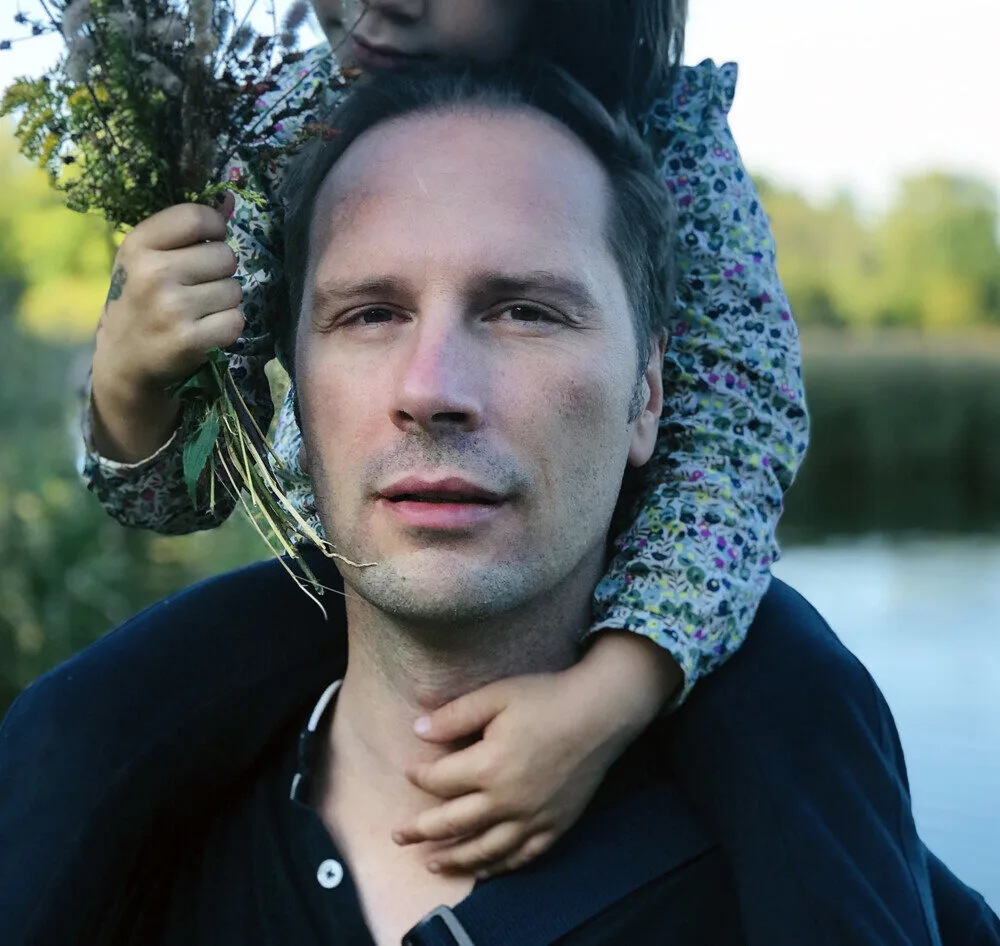 Tim Daugs, Herausgeber von Silent Subliminals ULTRA, mit Lavendelstrauß in Naturumgebung