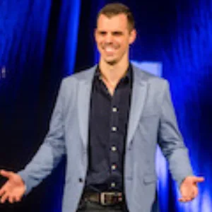 Jens Neubeck lächelnd vor blauem Hintergrund bei Sales Angels