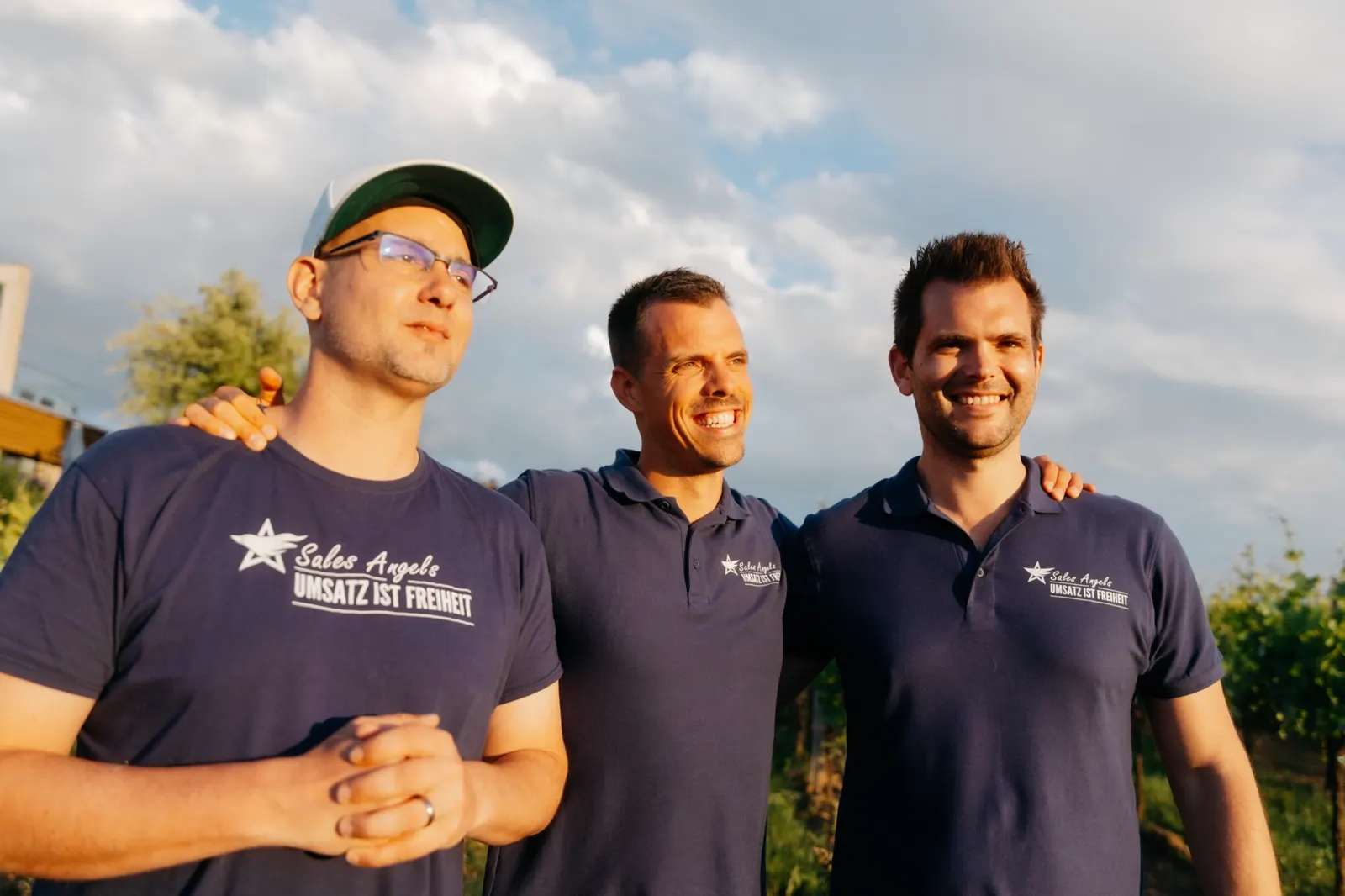 Gründer-Trio Pascal Schildknecht, Jens Neubeck und Philipp Geiger im Weinberg