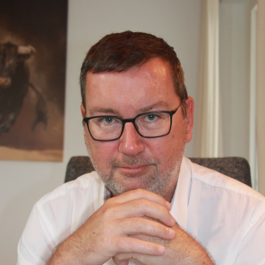 Alexander Pohl, Porträt eines Mannes mit Brille und weißem Hemd