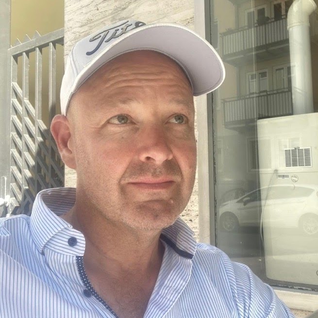 Martin Douglas, Porträt eines Mannes mit Golfkappe und blauem Hemd