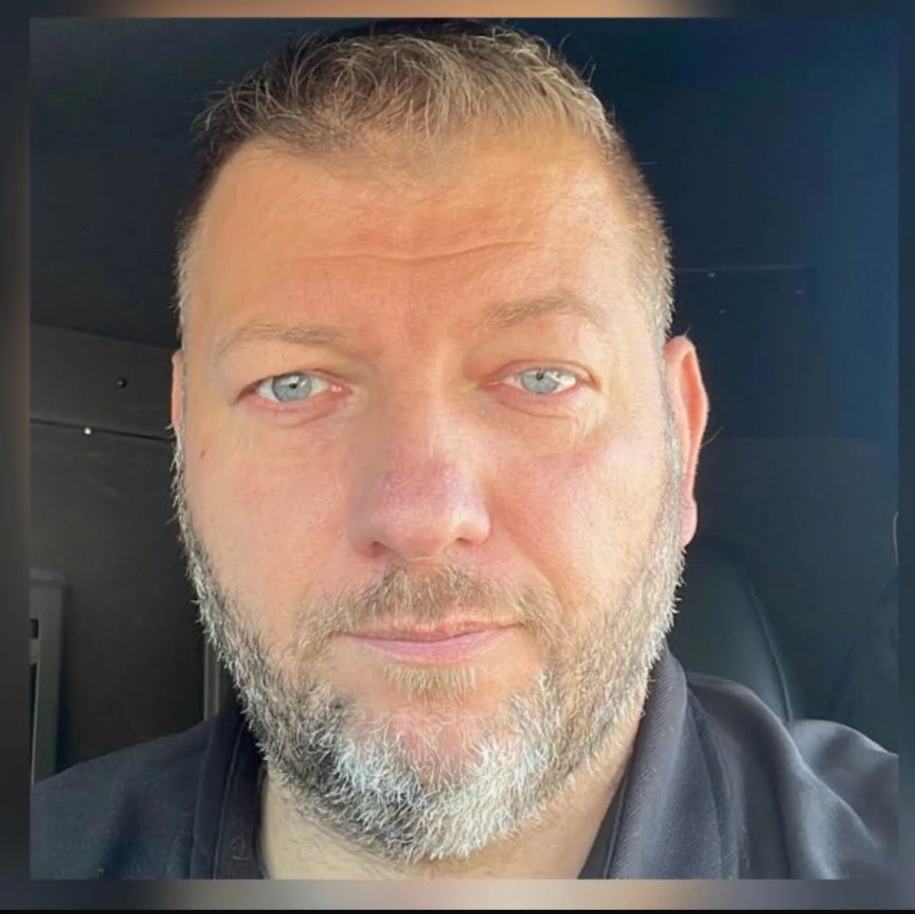Christian Mößner, Testimonial-Porträt eines Mannes mit Bart in dunkler Kleidung