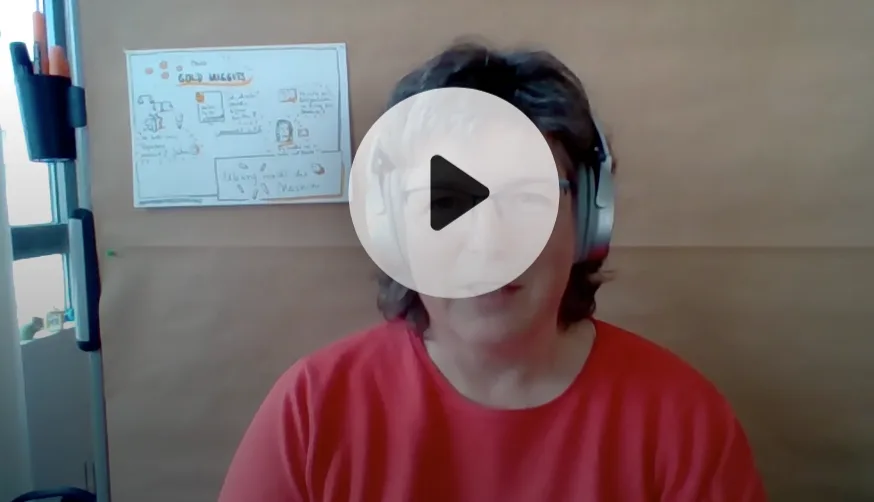 Sketchnotes für Coaches – Videokurs zum visuellen Arbeiten 9 Videostandbild eines Mannes mit Kopfhörern vor einem Whiteboard mit Sketchnotes-Zeichnungen