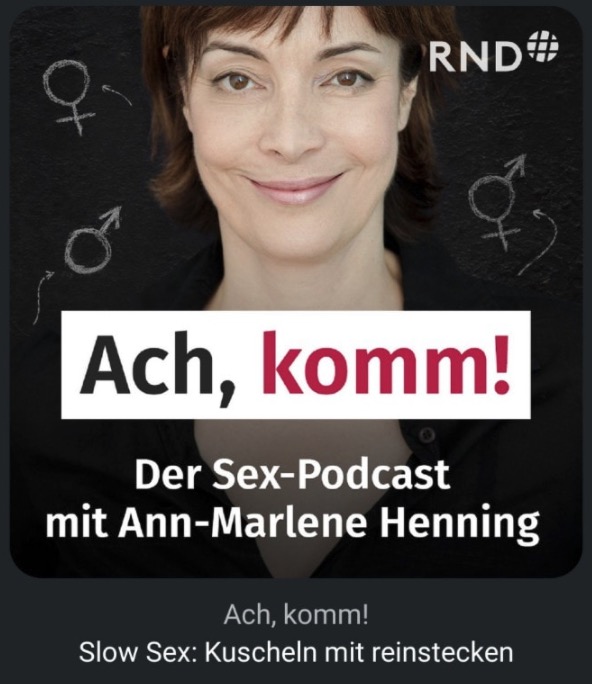 SlowSex Onlinekurs – Videokurs für Paare zu Slow Sex von Yella Cremer 5 Podcast-Cover Ach komm Der Sex-Podcast mit Ann-Marlene Henning und Geschlechts-Symbolen