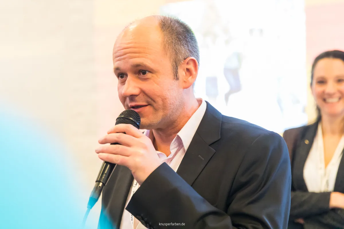 Dr. Stephan Dietrich beim Sprechen mit Mikrofon auf einer Veranstaltung