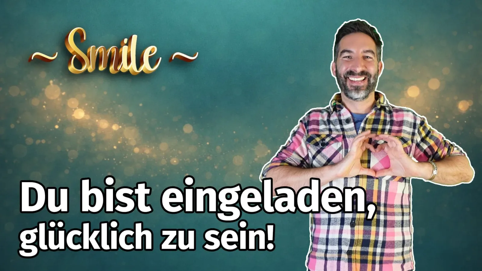 Videobanner mit SMILE-Text, Oliver Brandenburg im kariertem Hemd mit Herzzeichen auf türkisem Hintergrund