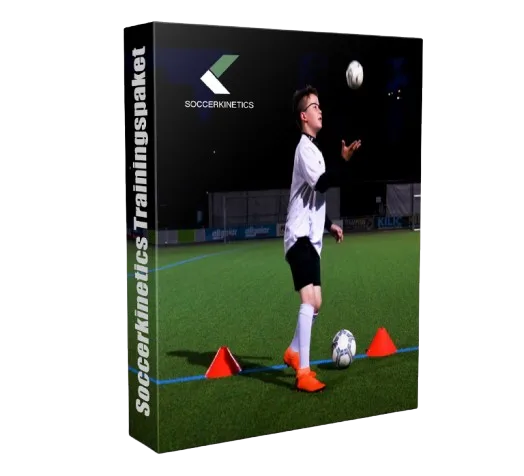 Soccerkinetics Trainingspaket Box mit Spieler beim Torschuss auf Rasenplatz
