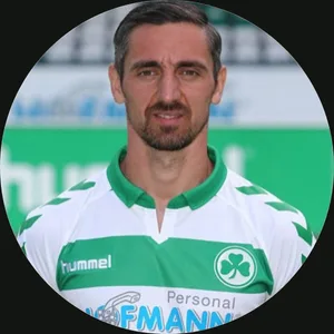 Fußballspieler Roberto Hilbert in grünem Hummel-Trikot mit weißer Brust, Porträt-Headshot