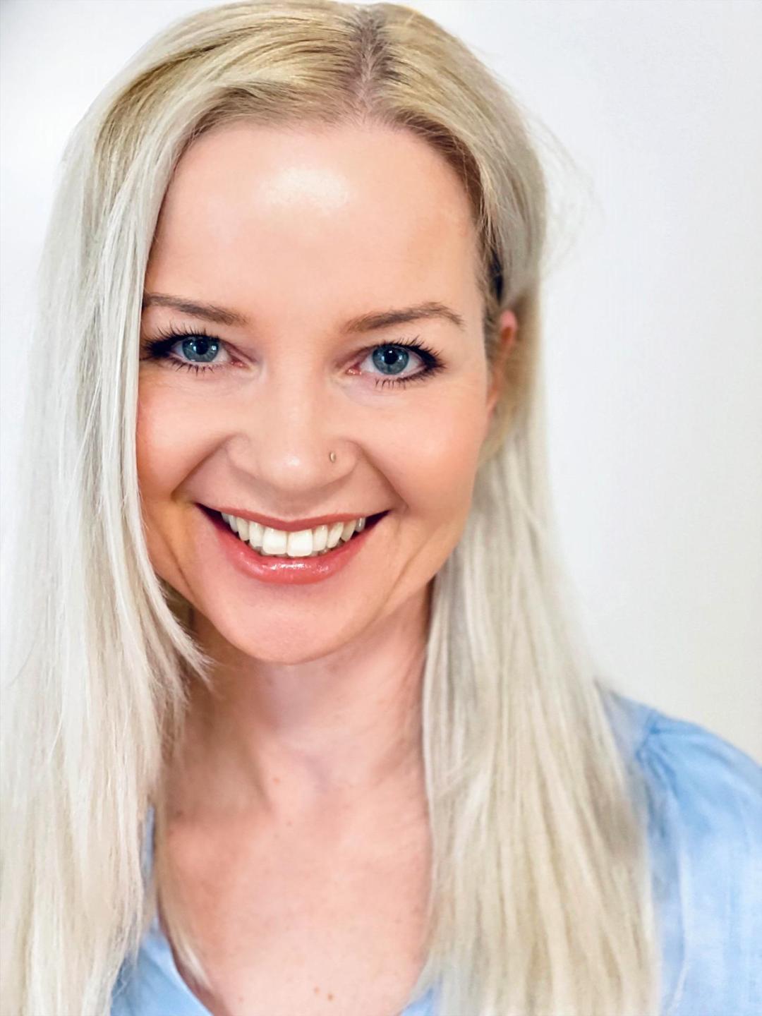 Claudia Soltanmoradi Portrait, blonde Frau, helles Oberteil, Studio