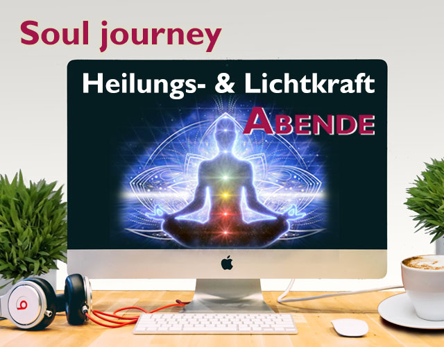 Monitor-Mockup zeigt Soul Journey Kurs mit Heilungs- und Lichtkraft Abende Titelbild, umgeben von Arbeitsplatz-Accessoires