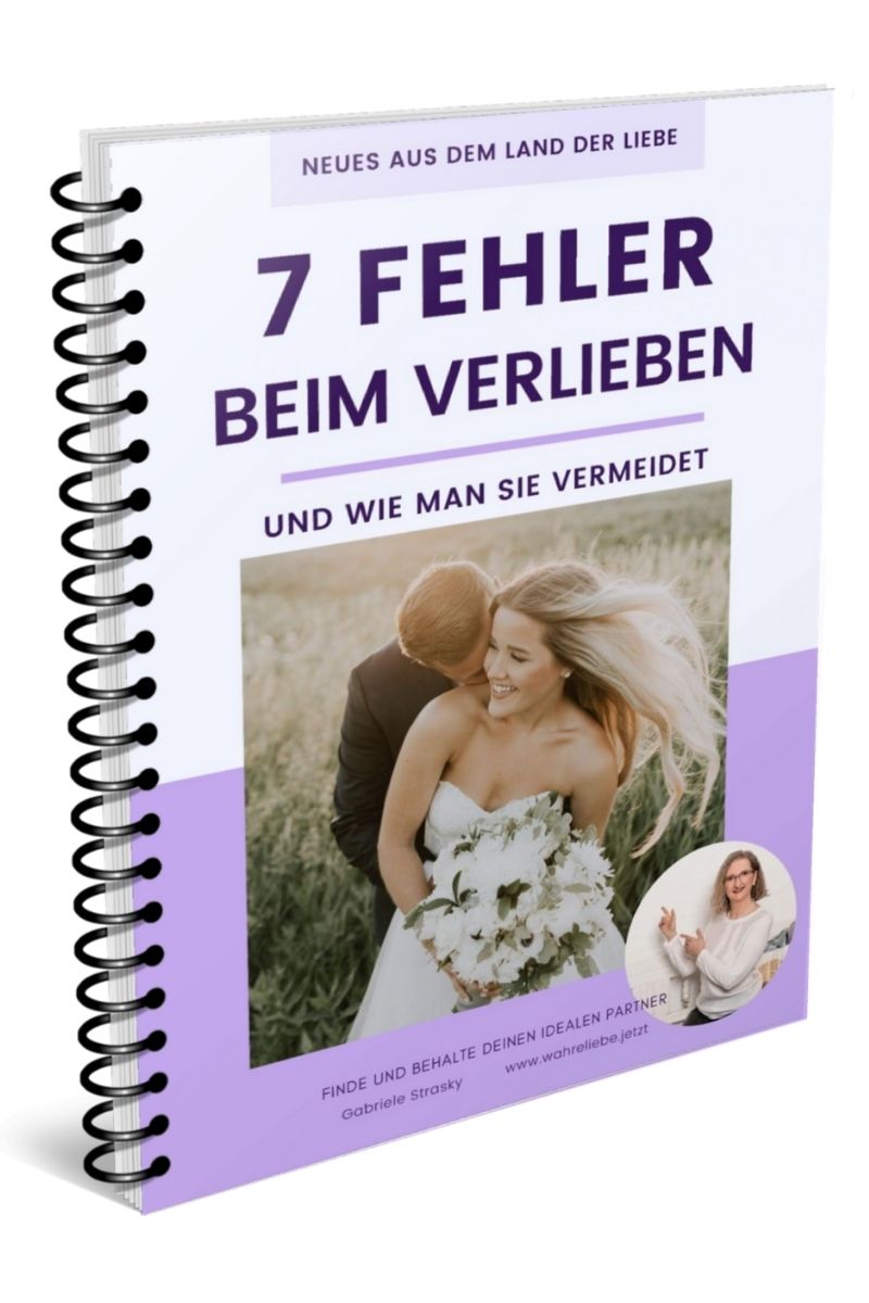 Spiralbuch mit Titel 7 Fehler beim Verlieben und Hochzeitsfoto auf lila Hintergrund