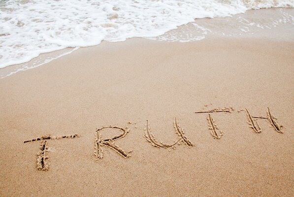 Hand hält Licht mit Wort Truth für SoulSpeeches Kurs