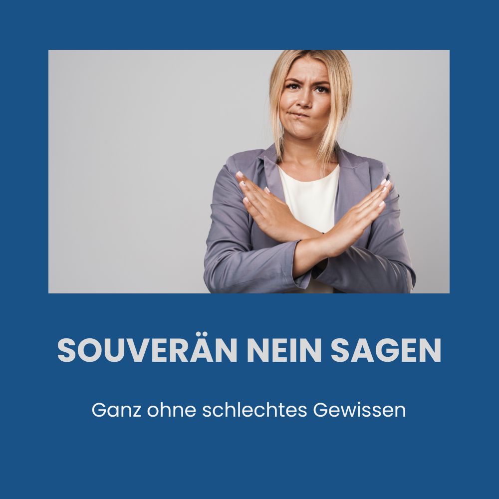 Blonde Frau in grauer Blazer mit überkreuzten Armen, Ablehnungsgeste vor blauem Hintergrund