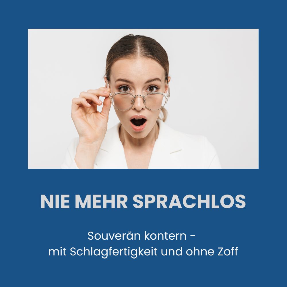 Junge Frau mit Brille und überraschtem Gesichtsausdruck in weißer Blazer vor blauem Hintergrund
